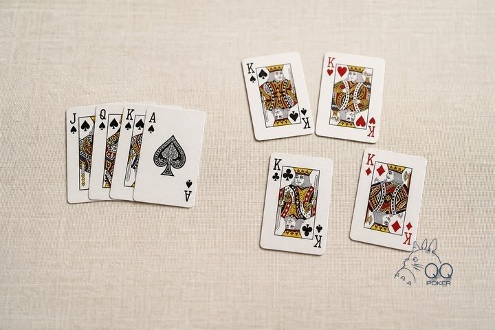 米色亚麻布上左右两组牌：左边四张同为黑桃的 J、Q、K、A，右边四张不同花色的 K